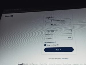 LinkedIn Anmeldeseite mit sichtbaren Eingabefeldern für E-Mail und Passwort auf einem Desktop-Bildschirm