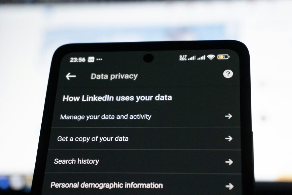 Smartphone mit geöffneter LinkedIn-App zeigt Datenschutzeinstellungen auf dem Bildschirm
