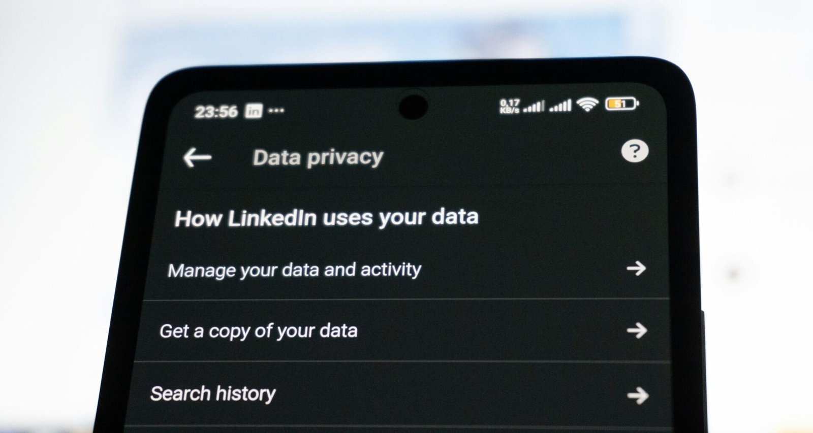 Smartphone-Screen zeigt die LinkedIn-Datenschutzeinstellungen, Fokus auf Privatsphäreoptionen für Nutzerkonten.