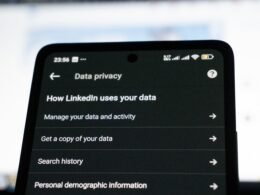Smartphone zeigt LinkedIn-Datenschutzeinstellungen auf dem Bildschirm, Fokus auf Datenschutz und Privatsphäre-Einstellungen.