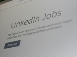 Screenshot der LinkedIn Jobs-Website auf einem Computerbildschirm mit sichtbaren Stellenangeboten