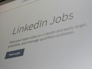 Screenshot der LinkedIn Jobs-Website auf einem Computerbildschirm mit sichtbaren Stellenangeboten