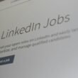 Das LinkedIn Jobs-Portal auf einem Computerbildschirm mit verschiedenen Stellenanzeigen und Karrieremöglichkeiten