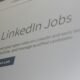 Bildschirm mit geöffneter LinkedIn Jobs Webseite, zeigt Stellenanzeigen und Suchfunktionen für Karrieremöglichkeiten online