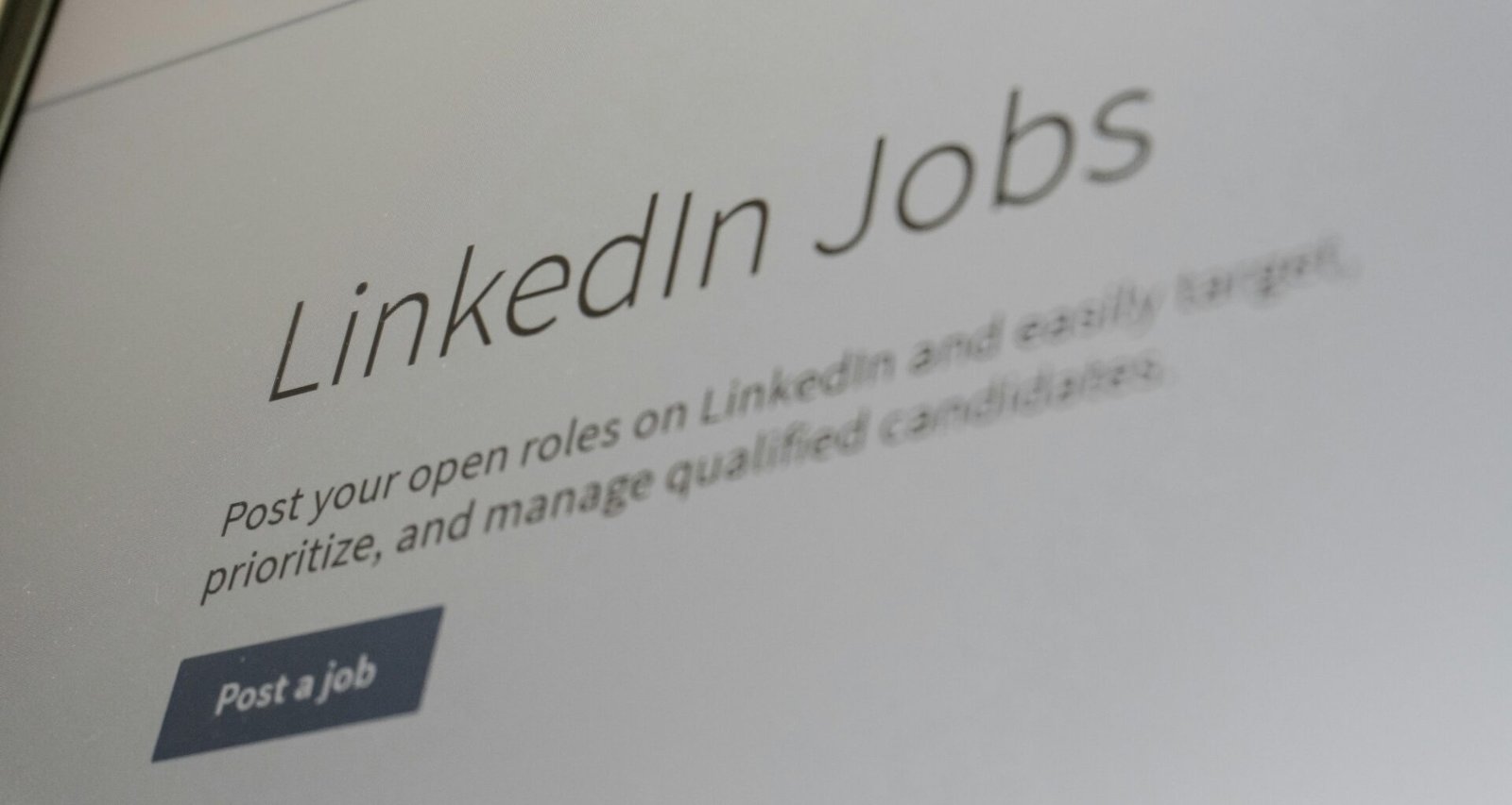 Bildschirm mit geöffneter LinkedIn Jobs Website, zeigt aktuelle Stellenausschreibungen und Plattformfunktionen.