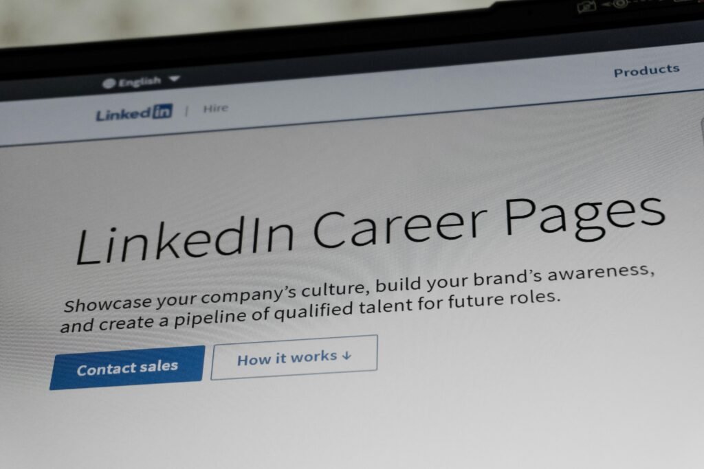 Laptop-Bildschirm mit geöffneter LinkedIn Karriere-Seiten-Oberfläche auf einem Schreibtisch, Fokus auf Benutzeroberfläche