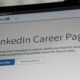Laptop-Bildschirm mit geöffneter LinkedIn Karriere-Seiten-Oberfläche auf einem Schreibtisch, Fokus auf Benutzeroberfläche