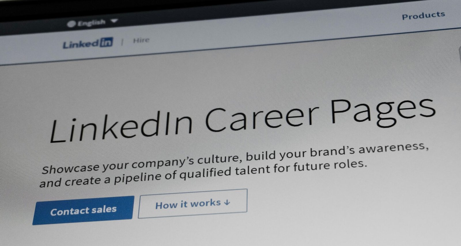 Ansicht der LinkedIn Karriere-Seiten auf einem Laptopbildschirm mit sichtbarem Website-Interface am Arbeitsplatz