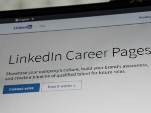 Ansicht der LinkedIn Karriere-Seiten auf einem Laptopbildschirm mit sichtbarem Website-Interface am Arbeitsplatz