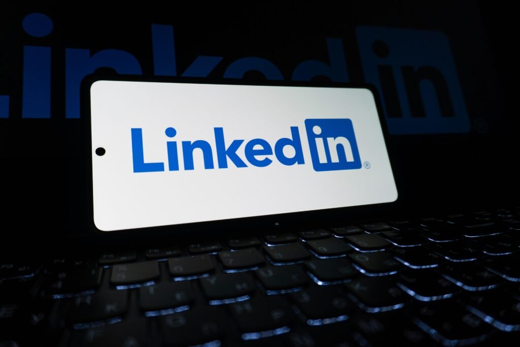 LinkedIn Logo auf der Tastatur eines Laptops, Symbol für berufliches Netzwerk und digitale Kommunikation in Unternehmen