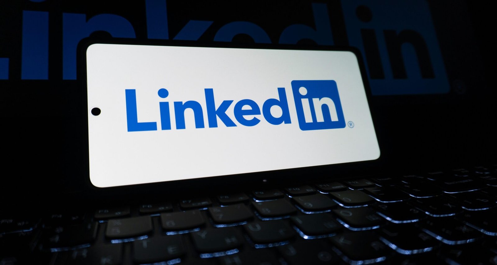 LinkedIn Logo auf der Tastatur eines Laptops, Symbol für berufliches Netzwerk und digitale Kommunikation in Unternehmen