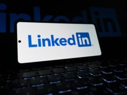 LinkedIn Logo auf der Tastatur eines Laptops, Symbol für berufliches Netzwerk und digitale Kommunikation in Unternehmen