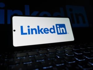 LinkedIn Logo auf der Tastatur eines Laptops, Symbol für berufliches Netzwerk und digitale Kommunikation in Unternehmen