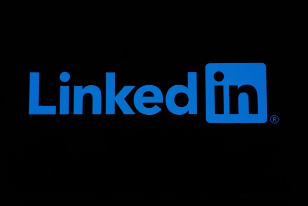 LinkedIn Logo vor einem schwarzen Hintergrund, Symbol für professionelles Networking und digitale Karriereplattformen.