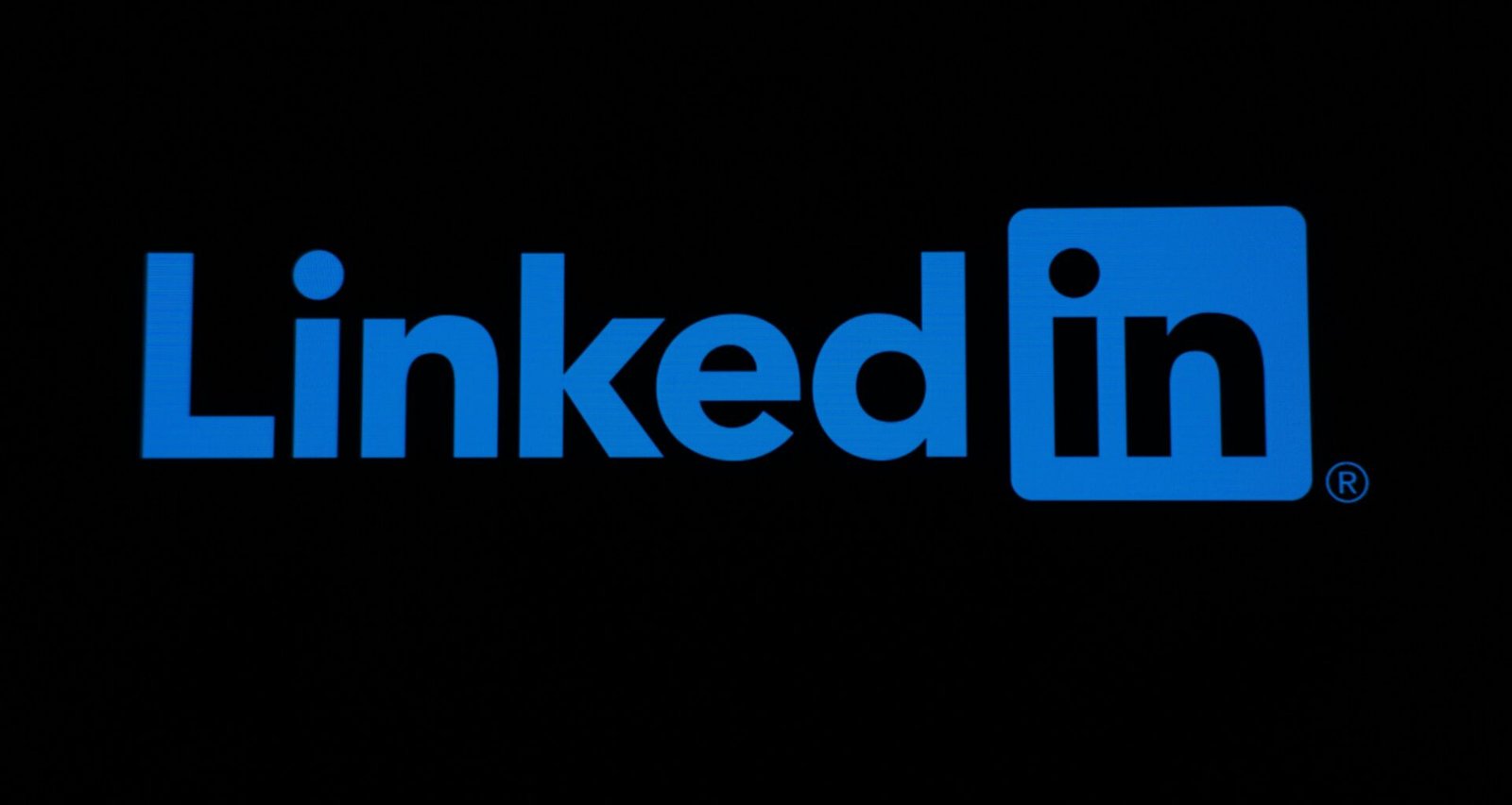 LinkedIn Logo auf schwarzem Hintergrund, Symbolbild für digitale Netzwerke im beruflichen Umfeld