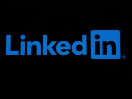 Weißes Linkedin Logo auf schwarzem Hintergrund, modernes Design für Artikel über Online-Marketing und digitale Netzwerke