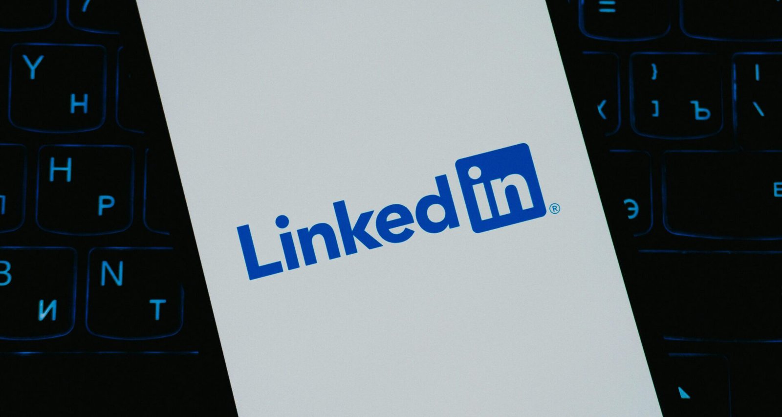 Das LinkedIn Logo ist auf einer weißen Oberfläche zu sehen und symbolisiert berufliches Online-Netzwerken.