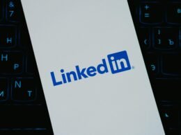 LinkedIn Logo auf einer klaren, weißen Fläche fotografiert – Symbol für berufliche Online-Netzwerke.