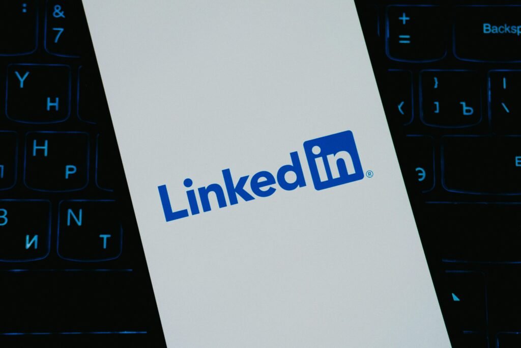 LinkedIn Logo liegt klar sichtbar auf einer weißen glatten Oberfläche und repräsentiert modernes Online-Networking.
