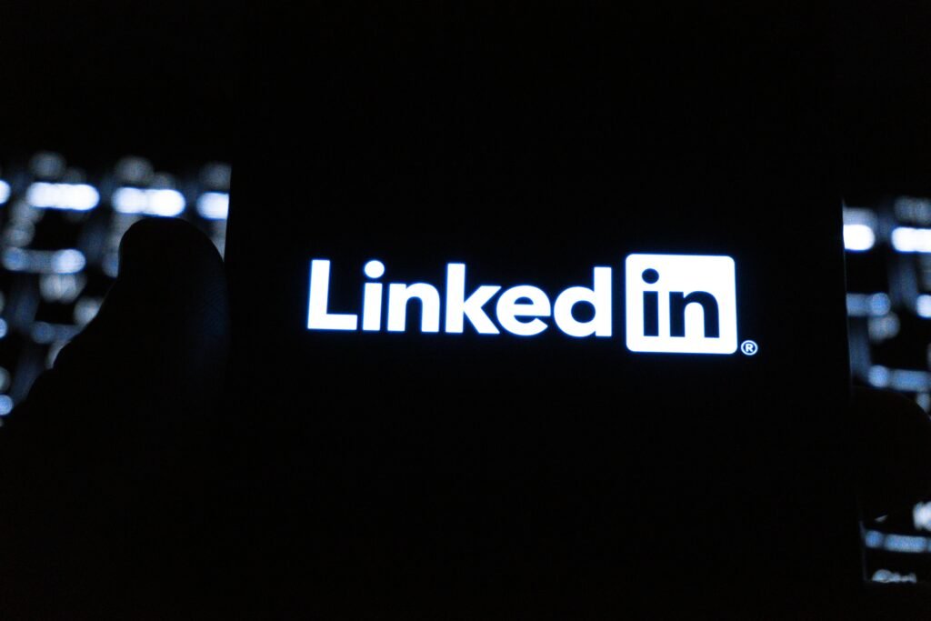 Das LinkedIn-Logo wird weiß auf einem dunklen Bildschirm angezeigt, ideal für Artikel über Online-Marketing und Social Business.