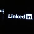 Das LinkedIn-Logo wird weiß auf einem dunklen Bildschirm angezeigt, ideal für Artikel über Online-Marketing und Social Business.