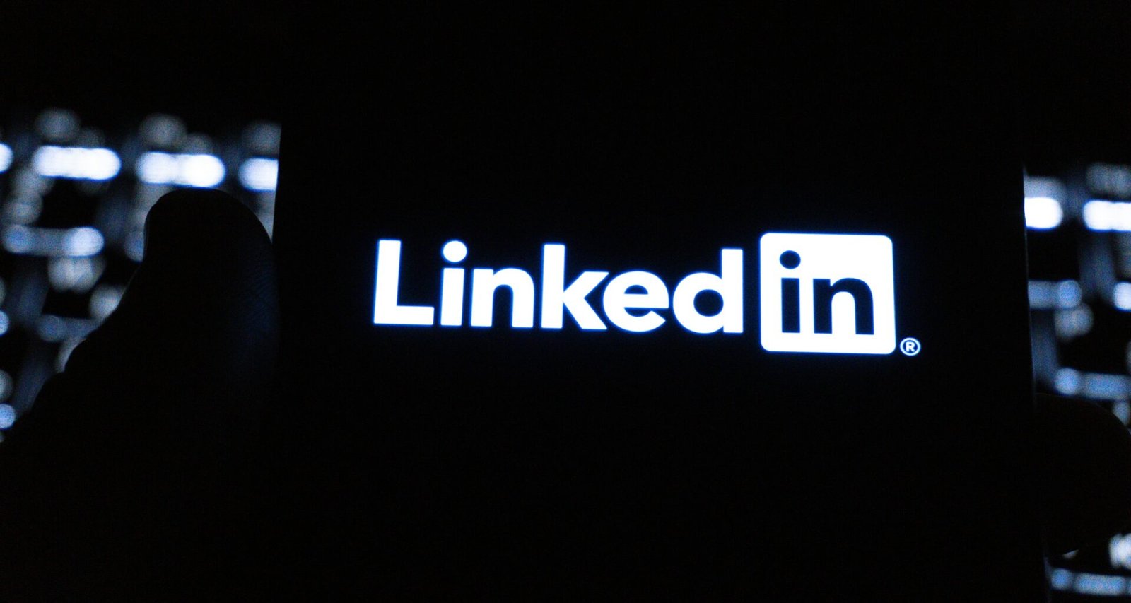 Das LinkedIn-Logo wird weiß auf einem dunklen Bildschirm angezeigt, ideal für Artikel über Online-Marketing und Social Business.