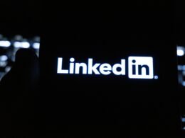 Das LinkedIn-Logo wird weiß auf einem dunklen Bildschirm angezeigt, ideal für Artikel über Online-Marketing und Social Business.