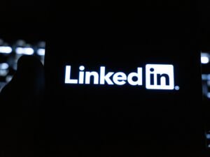 Das LinkedIn-Logo wird weiß auf einem dunklen Bildschirm angezeigt, ideal für Artikel über Online-Marketing und Social Business.
