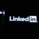 Das LinkedIn-Logo wird weiß auf einem dunklen Bildschirm angezeigt, ideal für Artikel über Online-Marketing und Social Business.