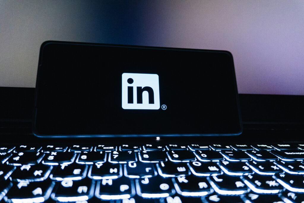 LinkedIn-Logo auf dem Bildschirm eines Smartphones, fotografiert vor neutralem Hintergrund