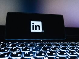 LinkedIn-Logo auf dem Bildschirm eines Smartphones, fotografiert vor neutralem Hintergrund