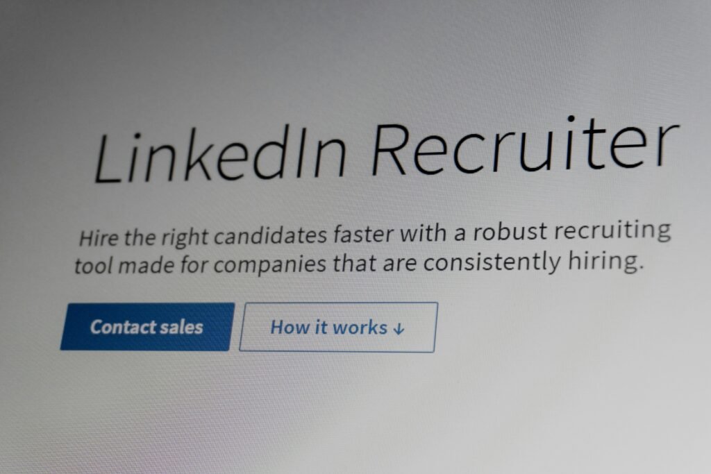 Monitor zeigt LinkedIn Recruiter Dashboard mit Suchfunktionen zur effizienten Kandidatensuche für Unternehmen