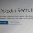 Monitor zeigt LinkedIn Recruiter Dashboard mit Suchfunktionen zur effizienten Kandidatensuche für Unternehmen