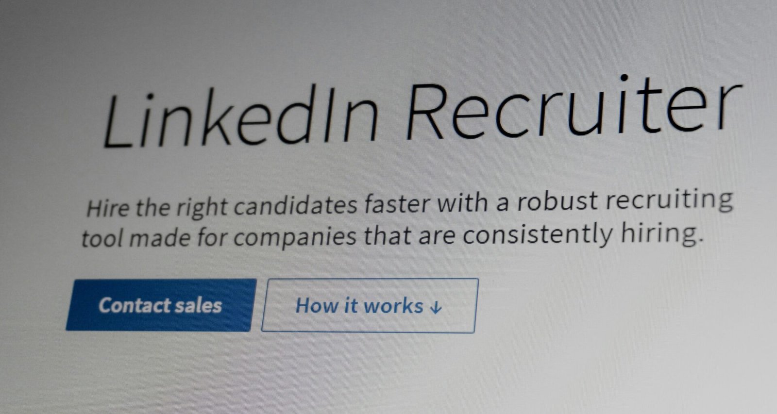LinkedIn-Benutzeroberfläche eines Recruiters mit Kandidatenprofilen und Suchwerkzeugen am Computerbildschirm