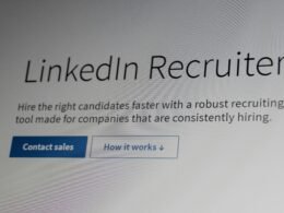 LinkedIn-Benutzeroberfläche eines Recruiters mit Kandidatenprofilen und Suchwerkzeugen am Computerbildschirm
