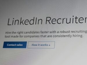 LinkedIn-Benutzeroberfläche eines Recruiters mit Kandidatenprofilen und Suchwerkzeugen am Computerbildschirm