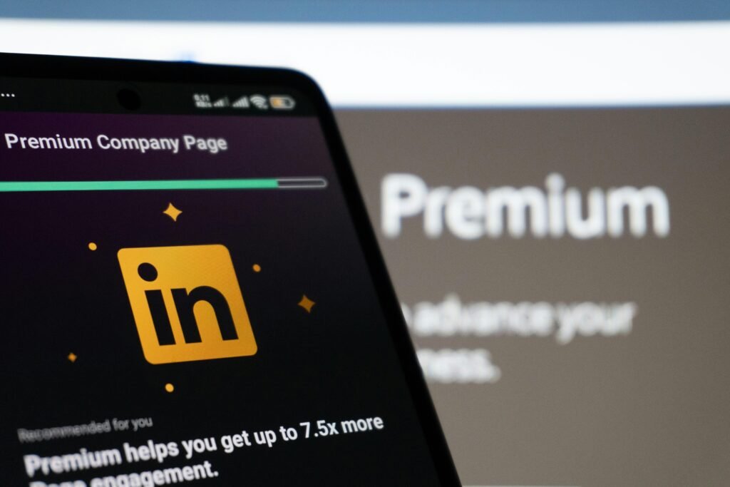 Linkedin Premium Unternehmensseite wird auf einem Smartphone angezeigt, Fokus auf die mobile Benutzeroberfläche