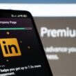 Linkedin Premium Unternehmensseite wird auf einem Smartphone angezeigt, Fokus auf die mobile Benutzeroberfläche