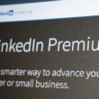 Screenshot der LinkedIn Premium Webseite mit sichtbar platzierter Tagline im oberen Bereich des Bildschirms