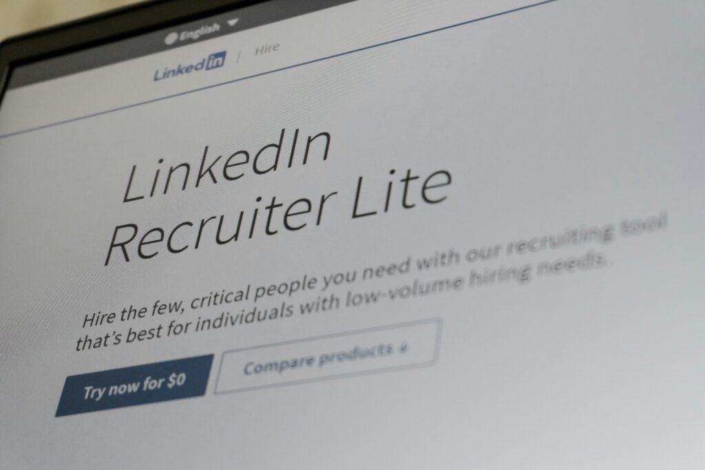 Die LinkedIn Recruiter Lite Website wird auf dem Bildschirm eines Laptops angezeigt, Fokus auf Benutzeroberfläche.