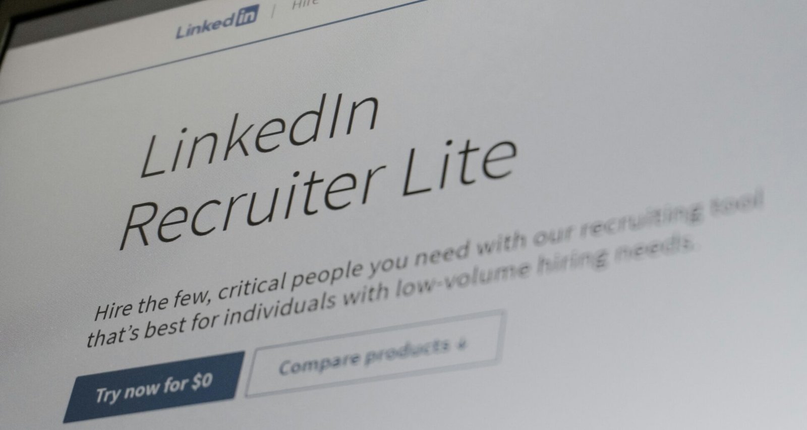 Die LinkedIn Recruiter Lite Website wird auf dem Bildschirm eines Laptops angezeigt, Fokus auf Benutzeroberfläche.