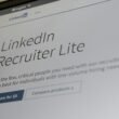 Laptop-Bildschirm zeigt die LinkedIn Recruiter Lite Webseite mit sichtbaren Benutzeroptionen und Suchfeldern.
