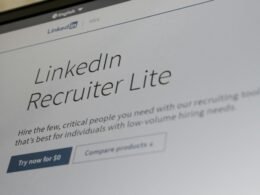 Laptop mit geöffneter LinkedIn Recruiter Lite Website auf dem Bildschirm, Fokus auf moderne Personalgewinnung