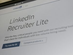 Laptop-Bildschirm zeigt die LinkedIn Recruiter Lite Webseite mit sichtbaren Benutzeroptionen und Suchfeldern.