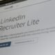 Laptop-Bildschirm zeigt die LinkedIn Recruiter Lite Webseite mit sichtbaren Benutzeroptionen und Suchfeldern.