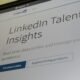 Auf einem Laptop ist die LinkedIn Talent Insights Webseite zu sehen, die wichtige Analysefunktionen für Personalmanagement darstellt.