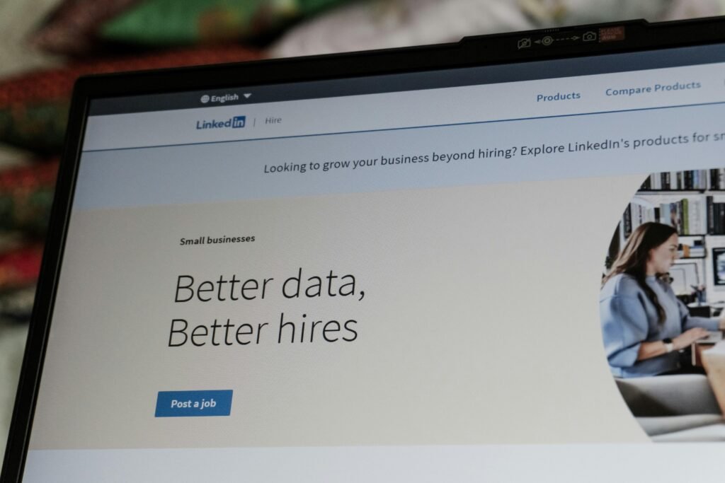 Screenshot der LinkedIn Website mit dem Slogan 'better data, better hires' auf einem Laptop-Bildschirm.