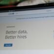 Screenshot der LinkedIn-Website mit sichtbarem Slogan 'better data, better hires' am oberen Bildschirmrand