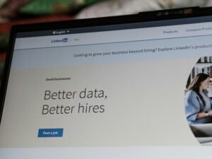 Screenshot der LinkedIn-Website mit sichtbarem Slogan 'better data, better hires' am oberen Bildschirmrand