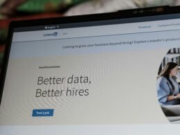 LinkedIn-Webseite mit großem Schriftzug 'better data, better hires' auf einem Desktop-Bildschirm abgebildet